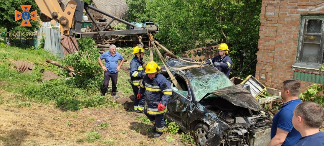 На Кіровоградщині Audi A4 довелося знімати з ГАЗ-53, у ДТП постраждали жінка й дитина. ФОТО