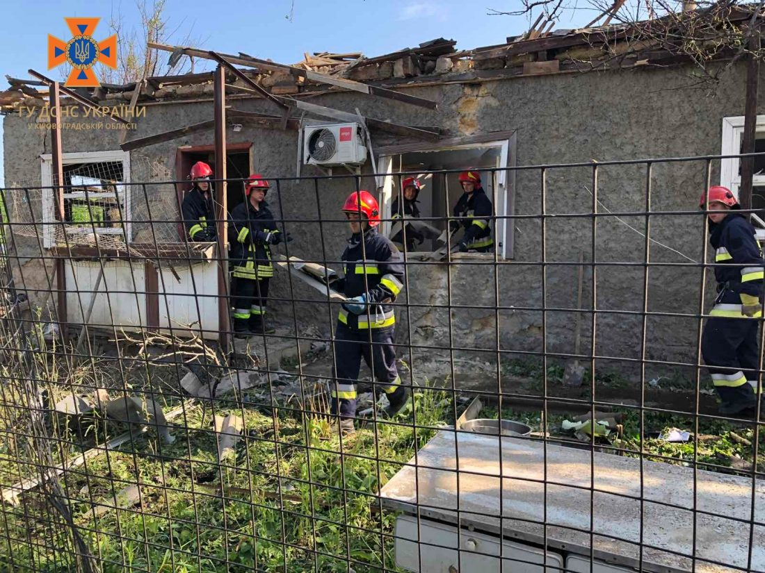 Рятувальники розбирають пошкоджений збитим безпілотником будинок на Кіровоградщині. ФОТО