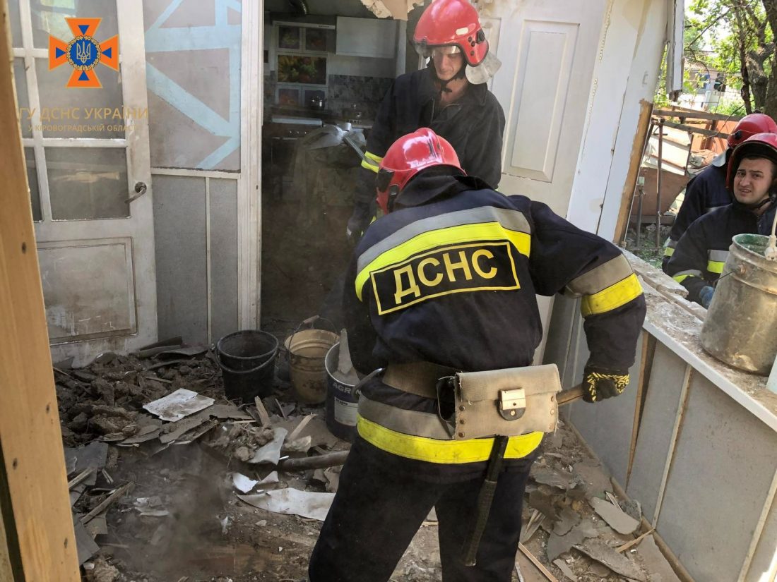 Рятувальники розбирають пошкоджений збитим безпілотником будинок на Кіровоградщині. ФОТО