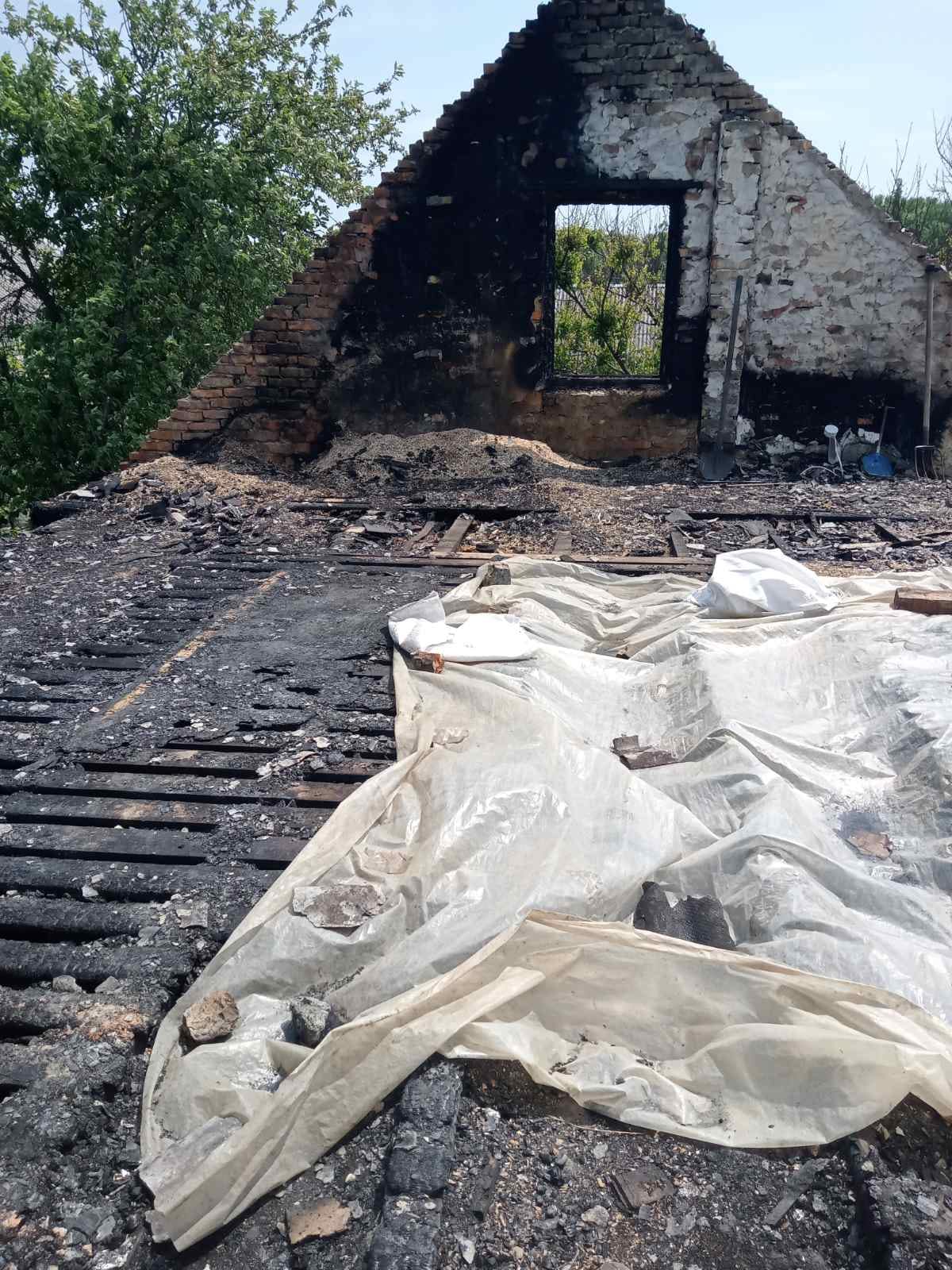 Родина з Олександрії на Кіровоградщині після грози лишилася даху, живе у сусідів. ФОТО