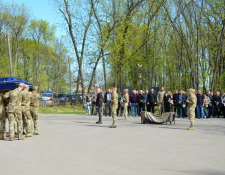 У Кропивницькому провели в останню путь загиблих військового та рятувальника. ФОТО
