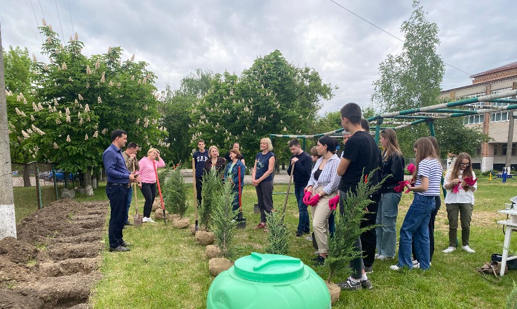 Замість кульок &#8211;  зелена алея: в Новгородці випускники започаткували екологічну ініціативу. ФОТО