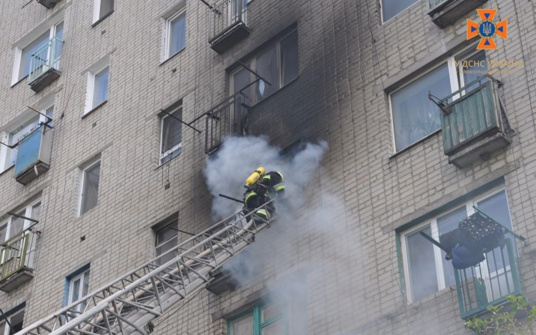 Пожежа в багатоповерхівці в Кропивницькому &#8211; загинув чоловік, 30 людей евакуювали рятувальники. ФОТО