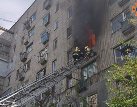 Пожежа в багатоповерхівці в Кропивницькому – загинув чоловік, 30 людей евакуювали рятувальники. ФОТО