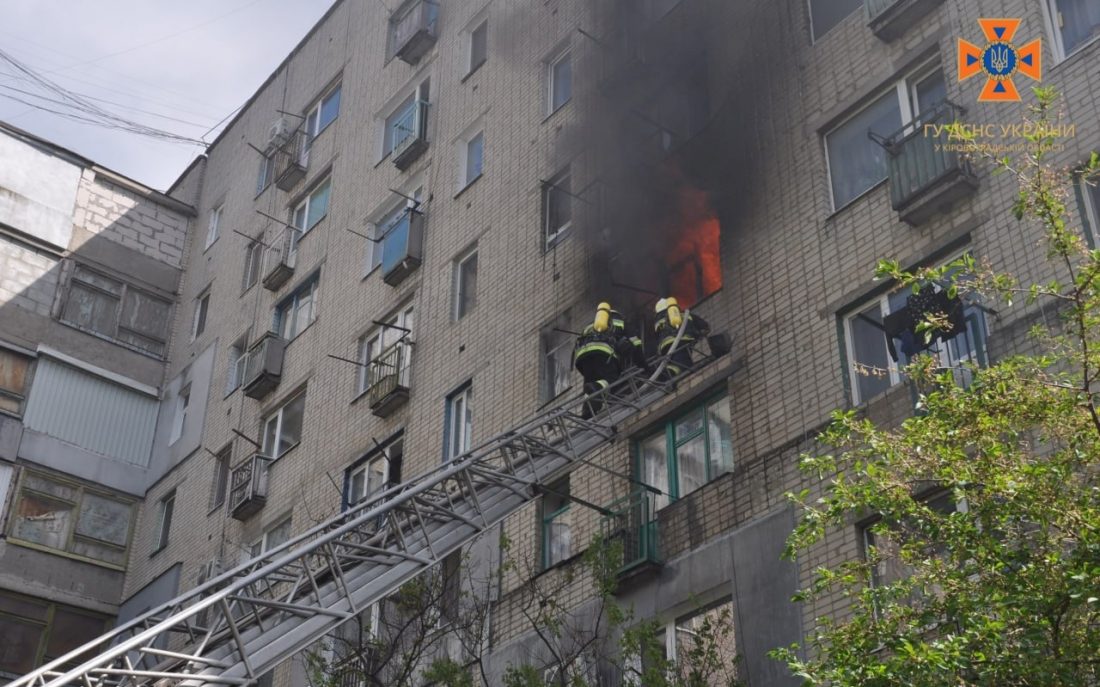 Пожежа в багатоповерхівці в Кропивницькому &#8211; загинув чоловік, 30 людей евакуювали рятувальники. ФОТО