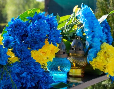Міська влада закликала містян не нести штучні квіти на кладовища в поминальні дні