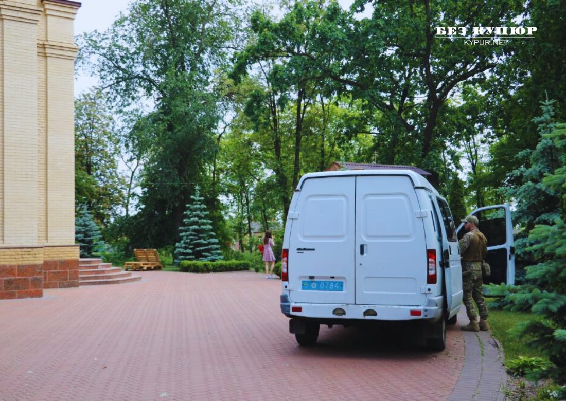 Чергує поліція, бо пиляли дзвони: як у Кропивницькому храм, у який колись пустили УПЦ, передають ПЦУ