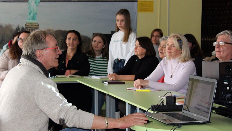 Волонтери із США та Франції навчають іноземних мов читачів головної бібліотеки Кіровоградщини