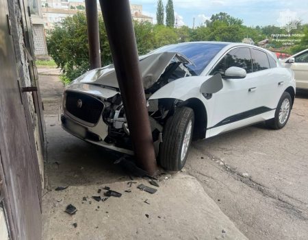 У Кропивницькому водійка Jaguar протаранила опору під’їзду. ФОТО