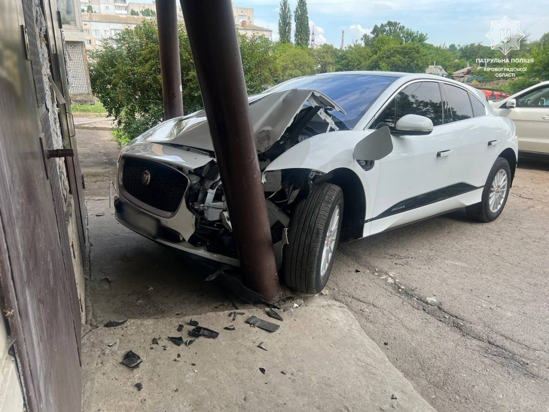 У Кропивницькому водійка Jaguar протаранила опору під&#8217;їзду. ФОТО