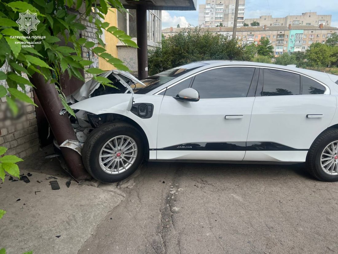 У Кропивницькому водійка Jaguar протаранила опору під&#8217;їзду. ФОТО