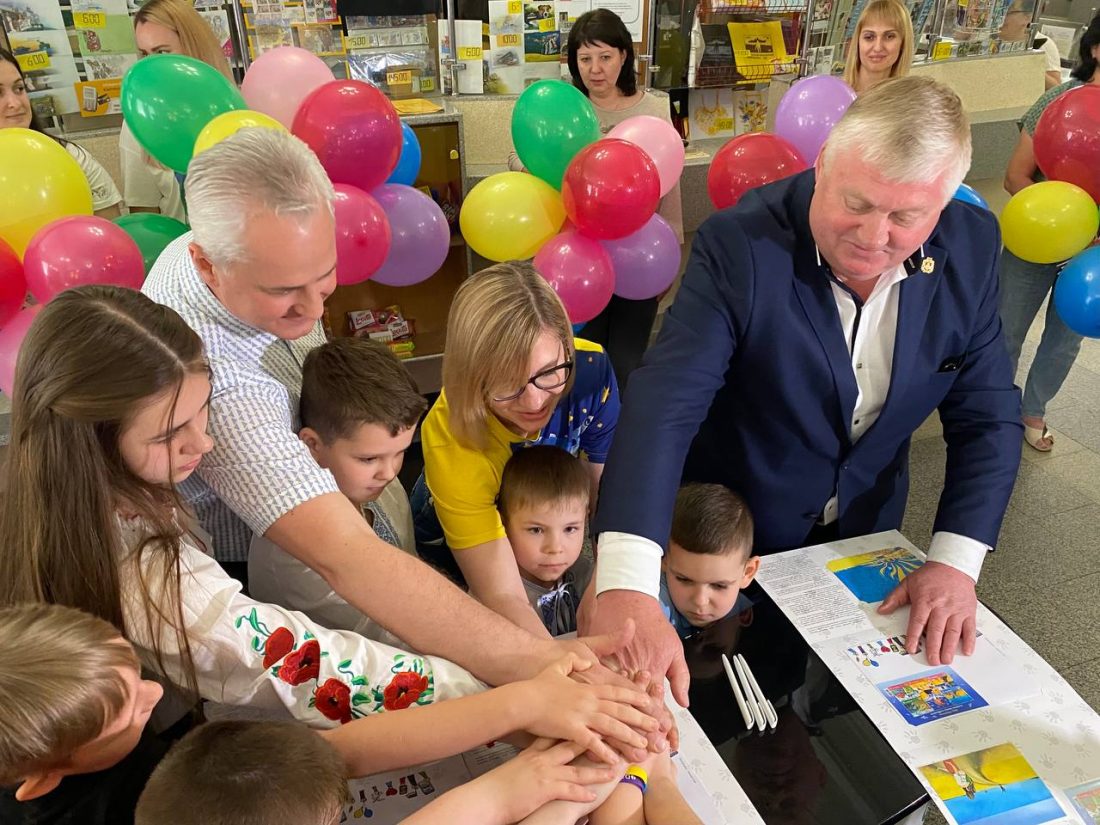 У Кропивницькому провели спецпогашення поштової марки з дитячими малюнками. ФОТО