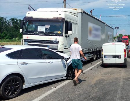 На трасі біля Кропивницького в напрямку Умані обмежено рух через ДТП. ФОТО