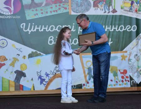 Міській владі Кропивницького не вдалося знайти телеканал для джинси за пів мільйона гривень