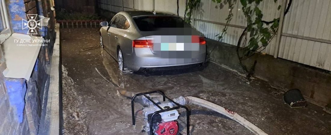 У Кропивницькому рятувальники відкачали дощові води за шістьма адресами. ФОТО