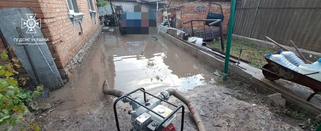 У Кропивницькому рятувальники відкачали дощові води за шістьма адресами. ФОТО