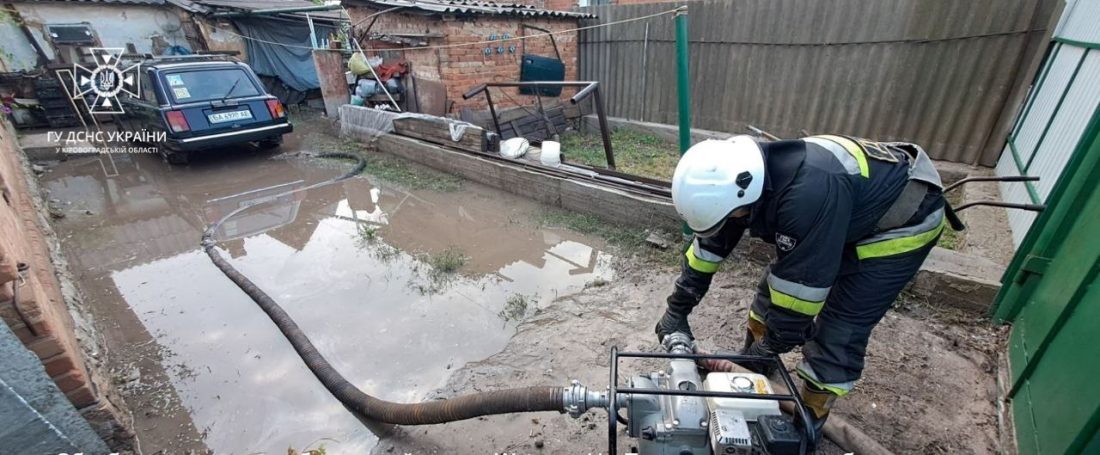 У Кропивницькому рятувальники відкачали дощові води за шістьма адресами. ФОТО