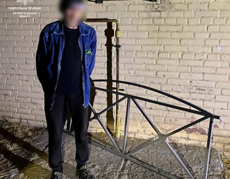 На одній з магістральних вулиць Кропивницького вночі затримали чоловіка з краденим парканом