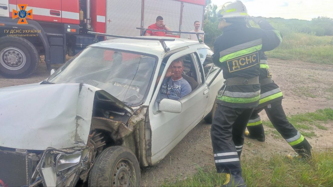 Рятувальники ліквідовували наслідки чотирьох ДТП на Кіровоградщині, дві з них &#8211; в Новгородці. ФОТО