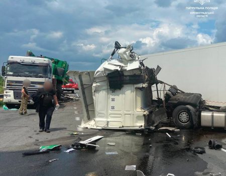 На Кіровоградщині через ДТП заблоковано рух вантажівок у бік Одеси. ФОТО