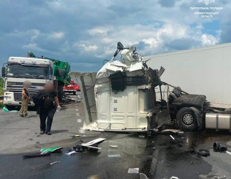 На Кіровоградщині через ДТП заблоковано рух вантажівок у бік Одеси. ФОТО