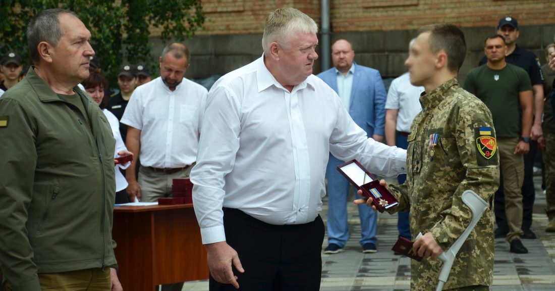 У Кропивницькому на урочистостях до Дня Конституції України вручили обласні відзнаки військовим. ФОТО