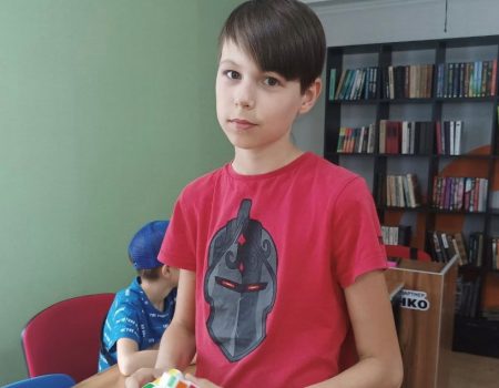 На Кіровоградщині 11-річний хлопець віртуозно збирає кубик Рубіка, навчає інших та мріє про рекорд. ФОТО