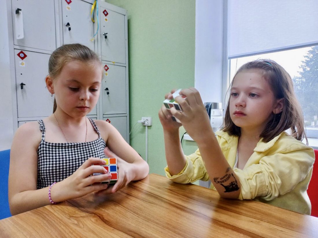 На Кіровоградщині 11-річний хлопець віртуозно збирає кубик Рубіка, навчає інших та мріє про рекорд. ФОТО