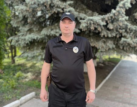 Вночі поліцейський врятував кропивничанина, який стрибнув у річку, щоб втопитися. ФОТО
