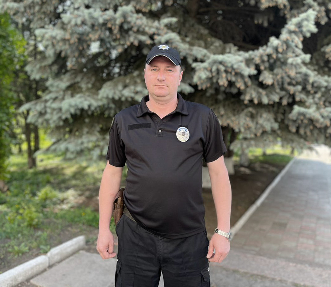 Вночі поліцейський врятував кропивничанина, який стрибнув у річку, щоб втопитися. ФОТО
