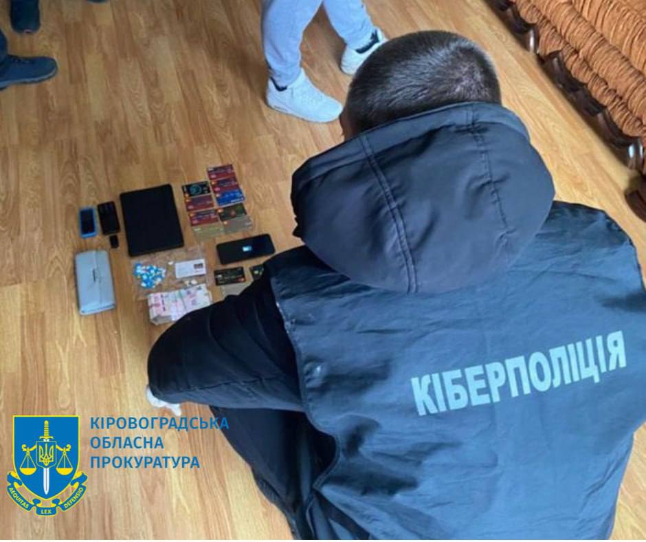 На Кіровоградщині програміста, який зламував акаунти й просив від чужого імені гроші, взяли під варту. ФОТО