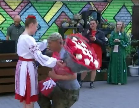 Поранений боєць став на коліна перед донькою загиблого побратима з Кропивницького. ФОТО