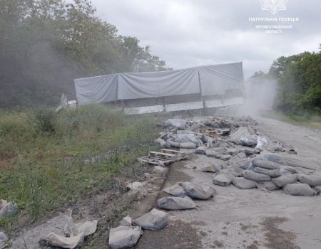 На Кіровоградщині водій вантажівки через перевищення швидкості заїхав у кювет та розгубив цемент. ФОТО