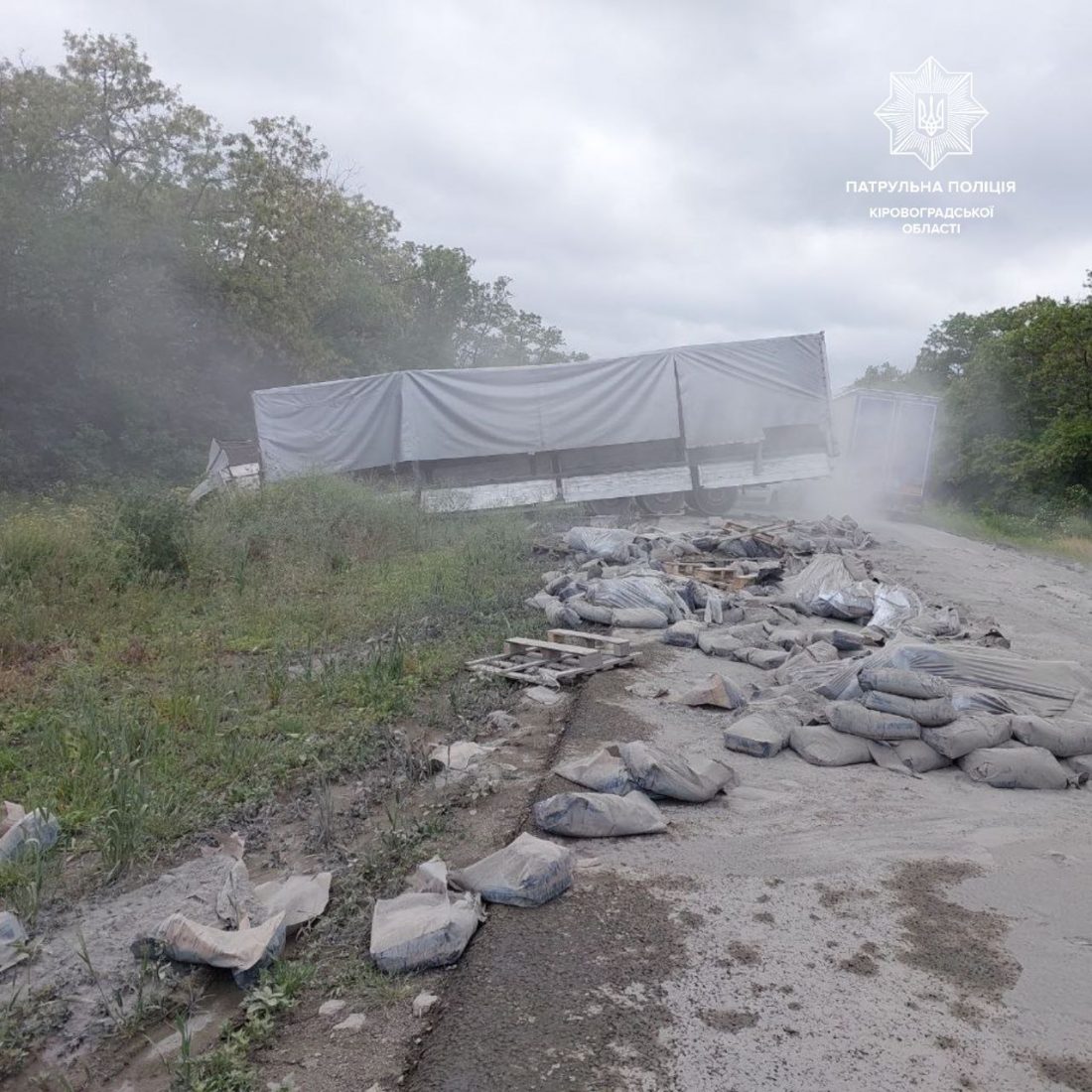 На Кіровоградщині водій вантажівки через перевищення швидкості заїхав у кювет та розгубив цемент. ФОТО