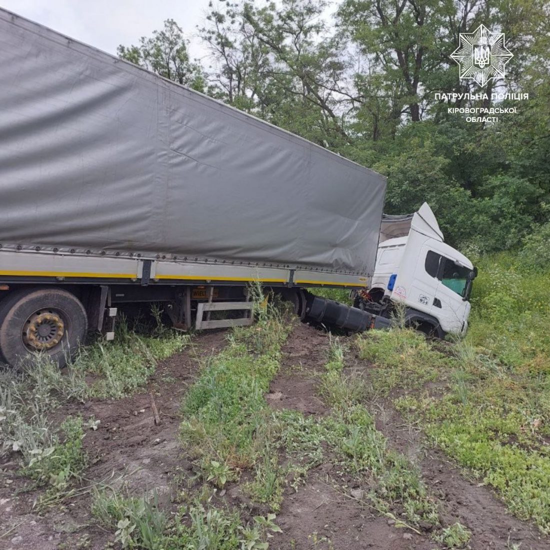 На Кіровоградщині водій вантажівки через перевищення швидкості заїхав у кювет та розгубив цемент. ФОТО