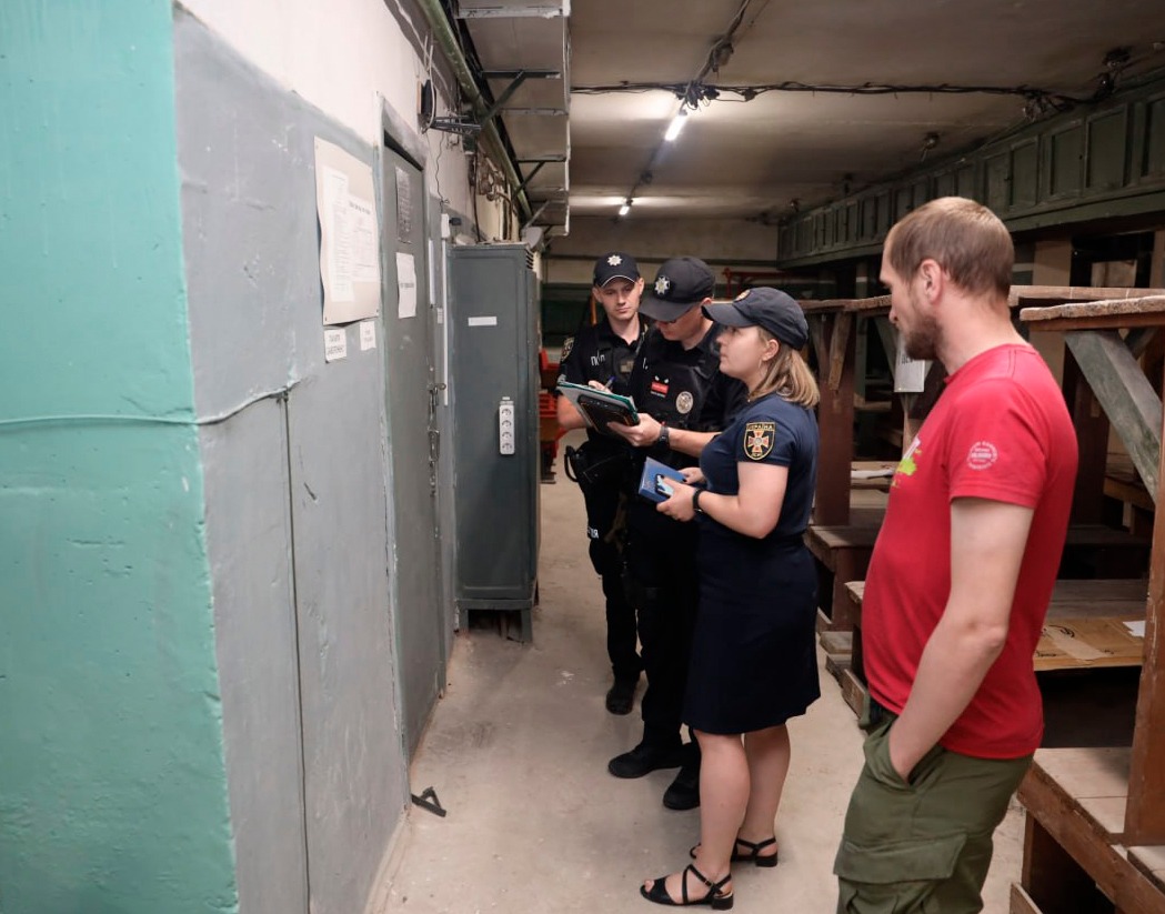 Поліція Кіровоградщини закликає повідомляти про зачинені під час повітряної тривоги укриття