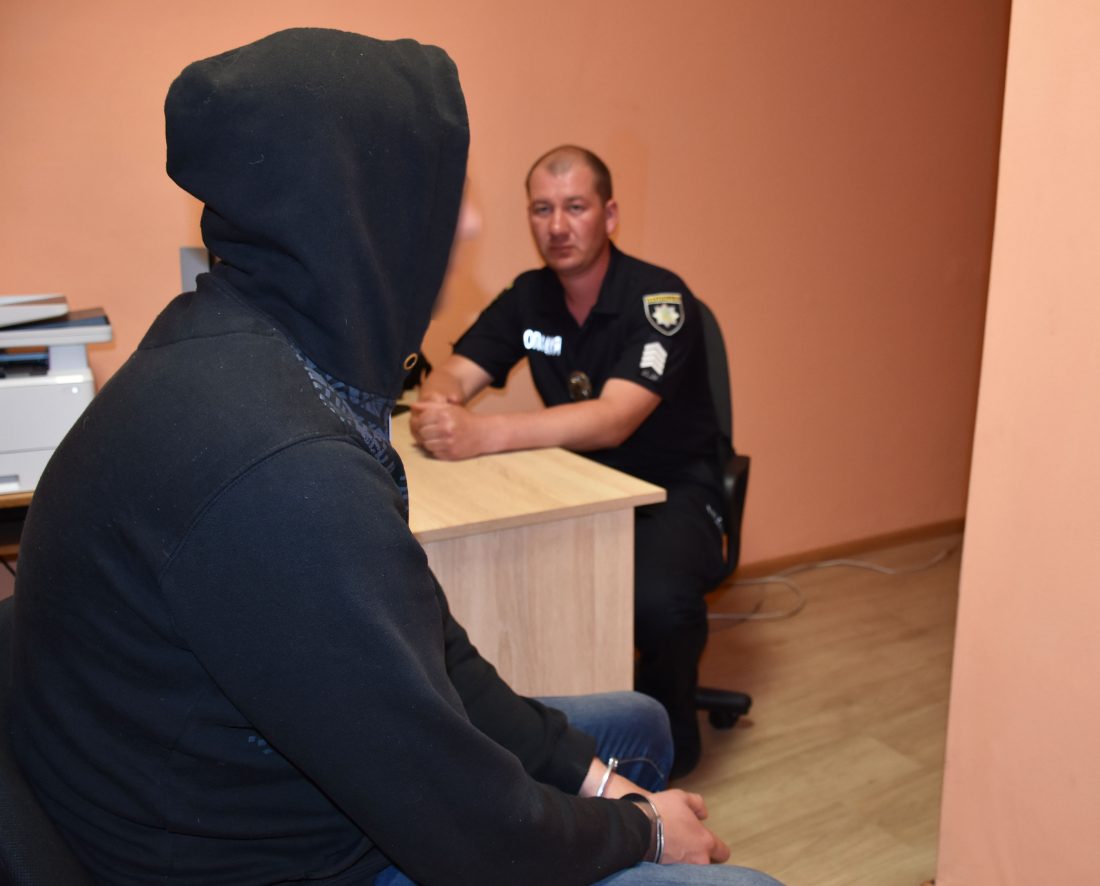 На Кіровоградщині поліцейські затримали підозрюваного у розбоях та вбивстві подружжя переселенців. ФОТО