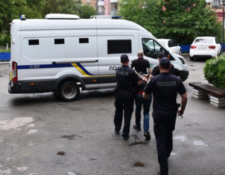 На Кіровоградщині поліцейські затримали підозрюваного у розбоях та вбивстві подружжя переселенців. ФОТО