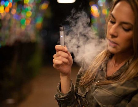 В Україні заборонили рекламу пристроїв для куріння та продаж е-сигарет із добавками