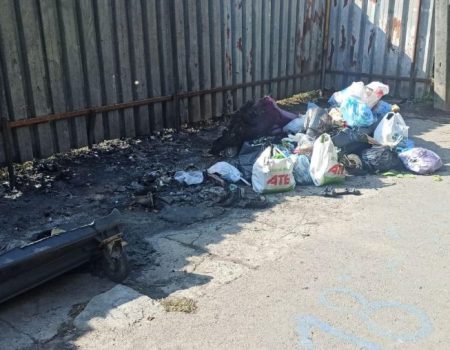 У Кропивницькому невідомі спалили контейнери для сміття, через це також постраждала автівка. ФОТО