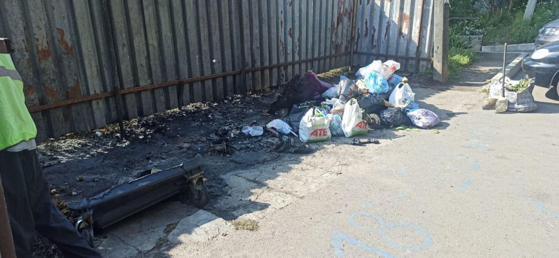 У Кропивницькому невідомі спалили контейнери для сміття, через це також постраждала автівка. ФОТО