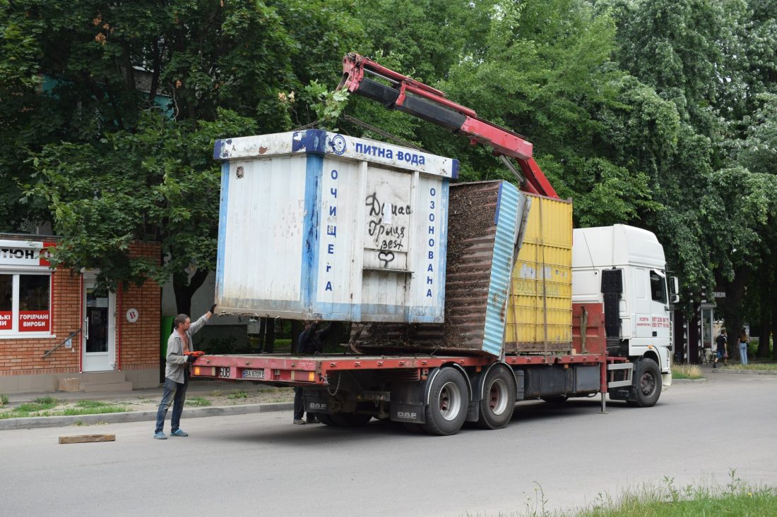 У Кропивницькому демонтували два незаконно встановлені кіоски, ще один павільйон — на черзі. ФОТО