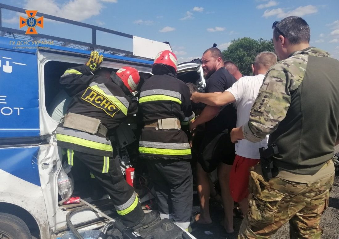 На Кіровоградщині зіткнулися мікроавтобуси: двоє людей загинуло, 17 &#8211; обстежують лікарі. ФОТО
