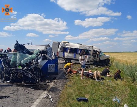 На Кіровоградщині зіткнулися мікроавтобуси: двоє людей загинуло, 17 – обстежують лікарі. ФОТО