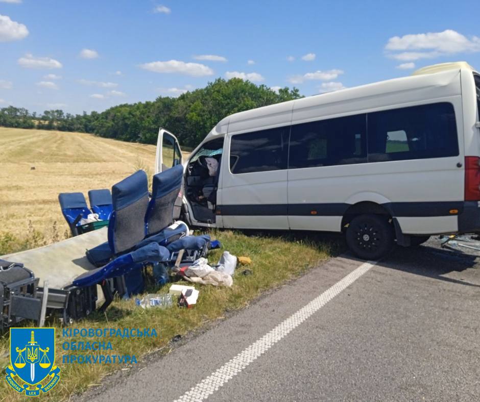Кількість загиблих в аварії з мікроавтобусами на Кіровоградщині зросла. Хто підозрюваний? ФОТО