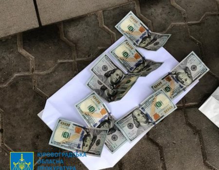 Посадовець Кропивницької міськради “погорів” на хабарі за укладання договору оренди землі. ФОТО