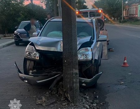 У Кропивницькому водій під час комендантської години врізався в електроопору. ФОТО