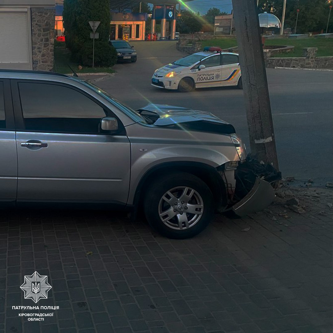 У Кропивницькому водій під час комендантської години врізався в електроопору. ФОТО