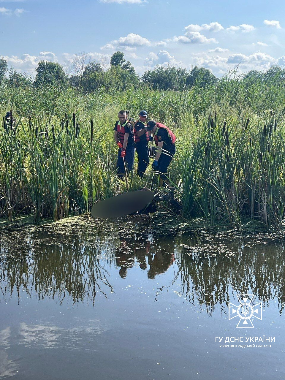 В Олександрійському районі на Кіровоградщині рятувальники вилучили з водойми тіло чоловіка