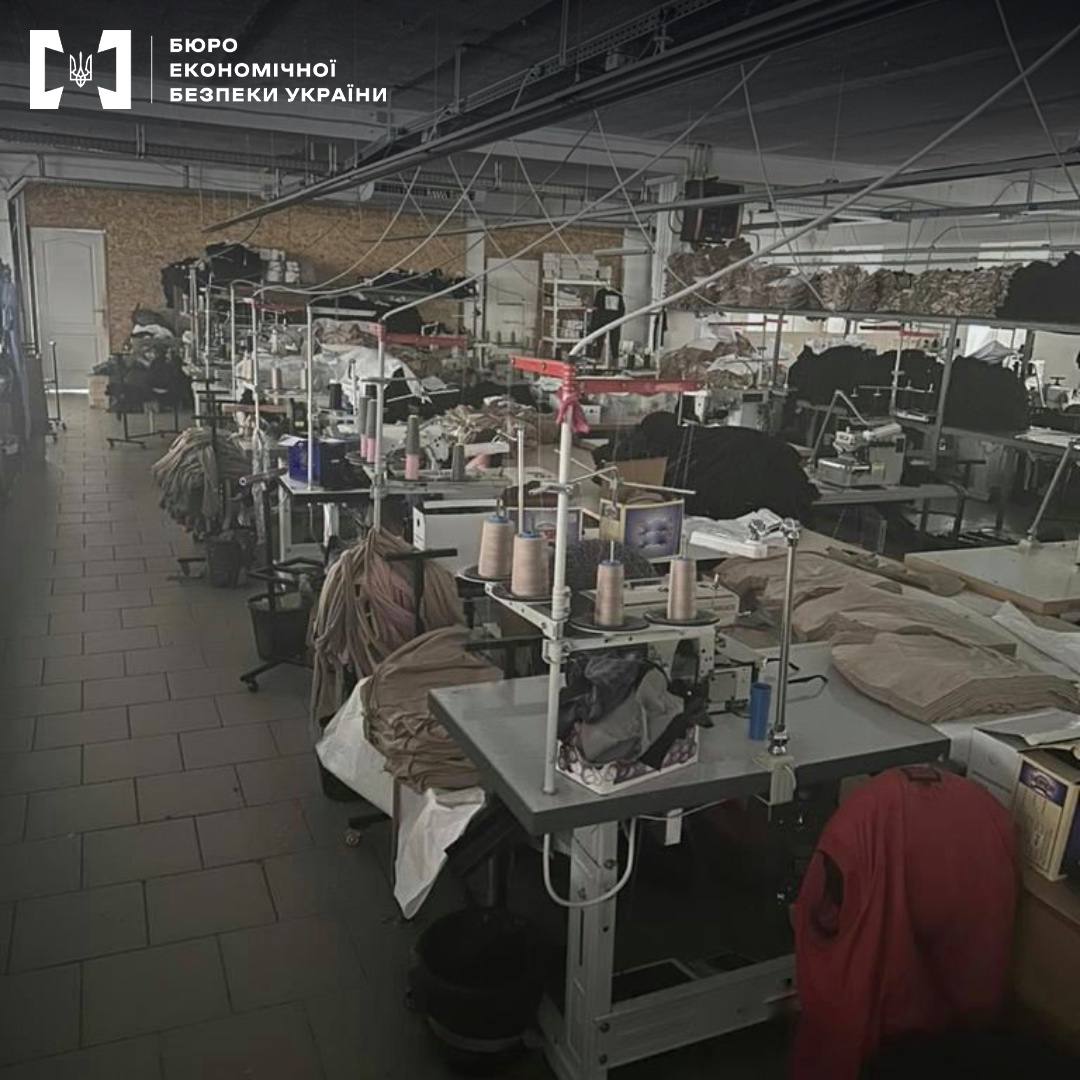 На Кіровоградщині викрили фабрику, на якій шили одяг із логотипами та ярликами відомих брендів. ФОТО